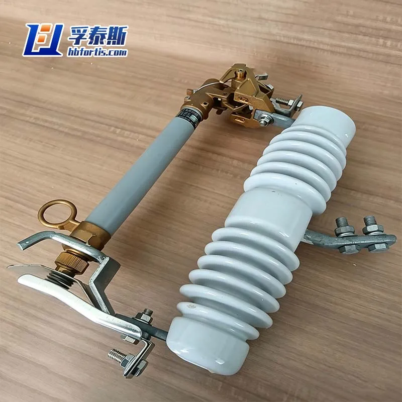 Recorte de fus&iacute;vel de abandono externo do sistema de energia el&eacute;trica FT-ODFC2 para prote&ccedil;&atilde;o contra